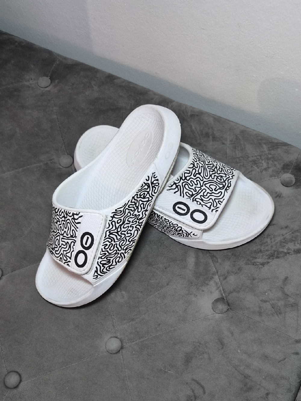 OOFOS White Slide Sandals with Black Pattern M10 Sport Flex